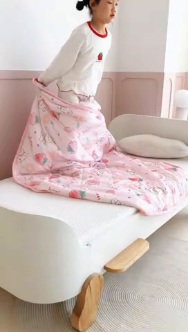 91家纺网 家纺一手货源 找家纺 艾佳宝贝 2025春夏新款A类凉感丝儿童糖果抗菌夏被 草莓兔宝