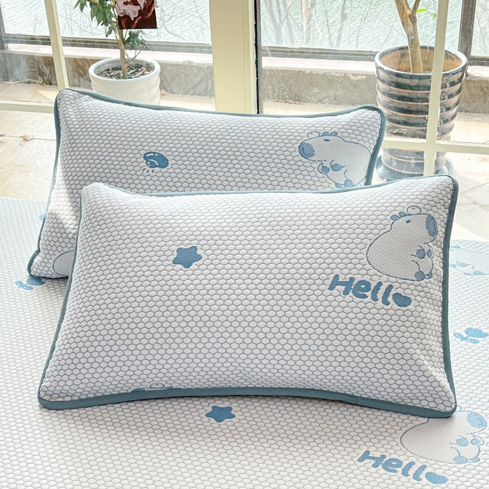 91家纺网 家纺一手货源 找家纺 卡伦2025新款冰丝豆豆凉席床席系列 卡皮巴拉-蓝