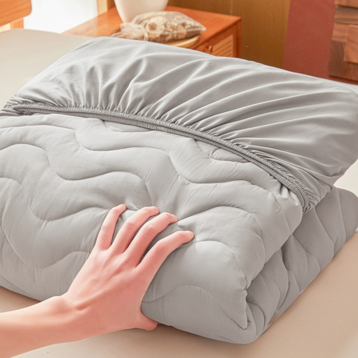 91家纺网 家纺一手货源 找家纺 初心家纺 2025新款原棉防水夹棉窗帘床护罩单件席梦思保护套防水床罩 浅灰