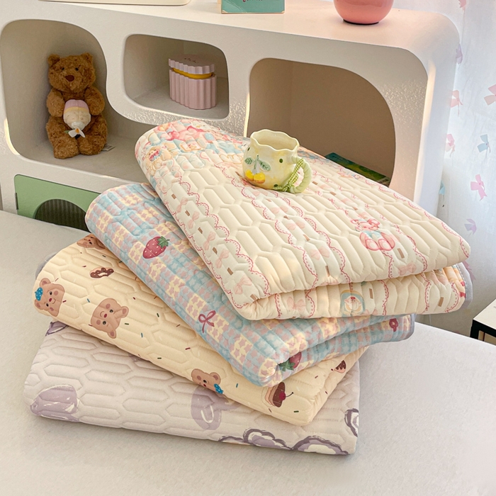 91家纺网 家纺一手货源 找家纺 贝扬思家纺 2025新款亲肤舒适可爱乳胶凉席席子系列 组合图仅供展示