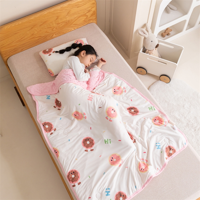 91家纺网 家纺一手货源 找家纺 艾佳宝贝 2025新款A类豆豆针织儿童多功能盖毯安抚夏被-模特图 甜甜与圈圈