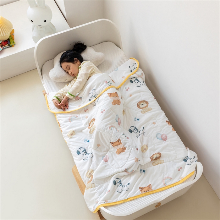 91家纺网 家纺一手货源 找家纺 艾佳宝贝 2025春夏新款A类凉感丝儿童糖果抗菌夏被 萌趣动物园