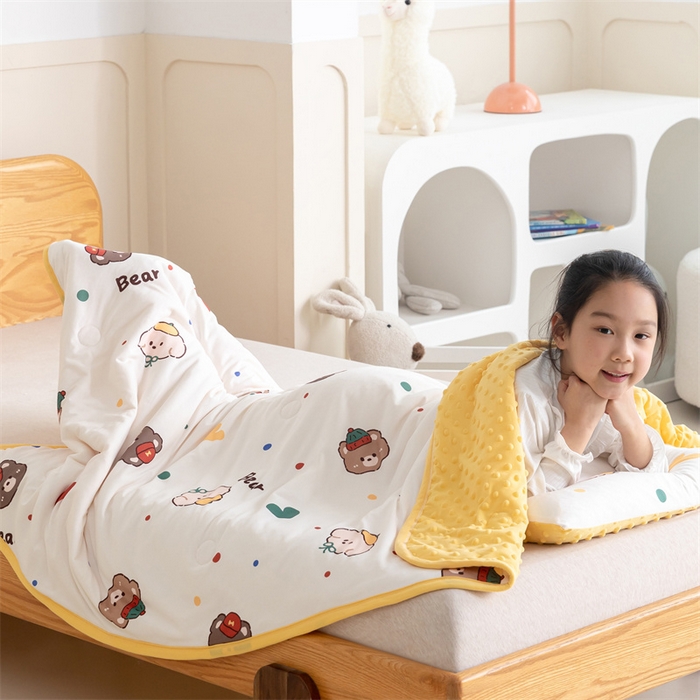 91家纺网 家纺一手货源 找家纺 （总）艾佳宝贝 2025新款A类豆豆针织儿童多功能盖毯安抚夏被-模特图