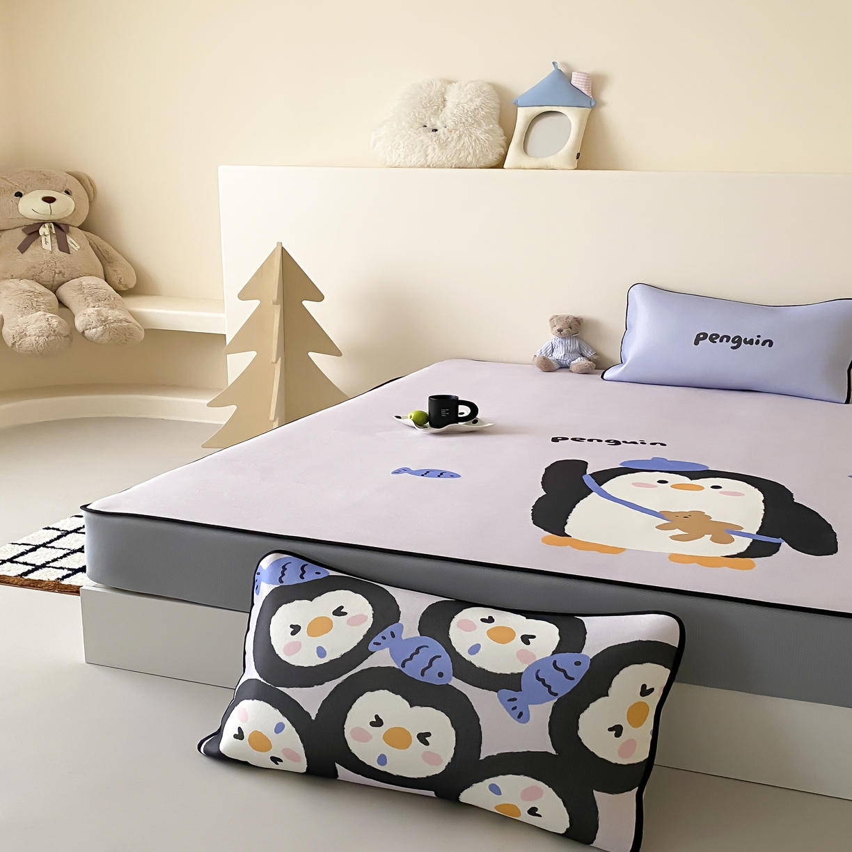 91家纺网 家纺一手货源 找家纺 三味舒屋 2025新款小可爱系列大版印花冰藤凉席 企鹅仔-床笠款