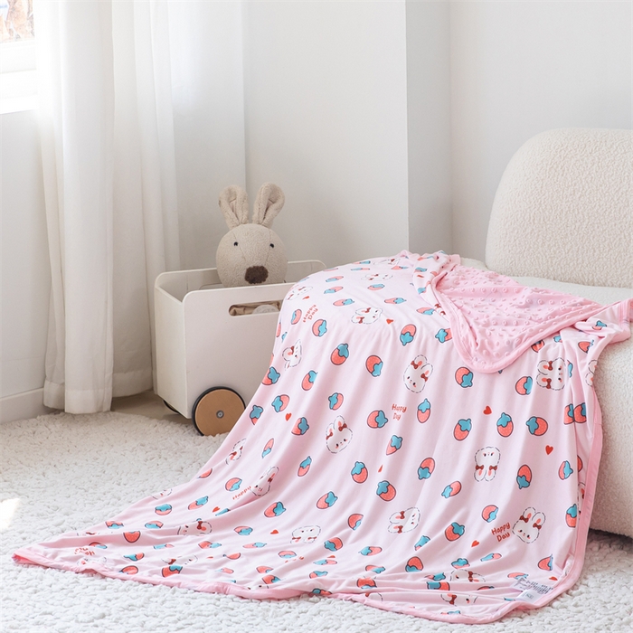 91家纺网 家纺一手货源 找家纺 艾佳宝贝 2025新款A类针织豆豆儿童多功能宿舍午睡安抚盖毯 草莓萌兔-盖毯