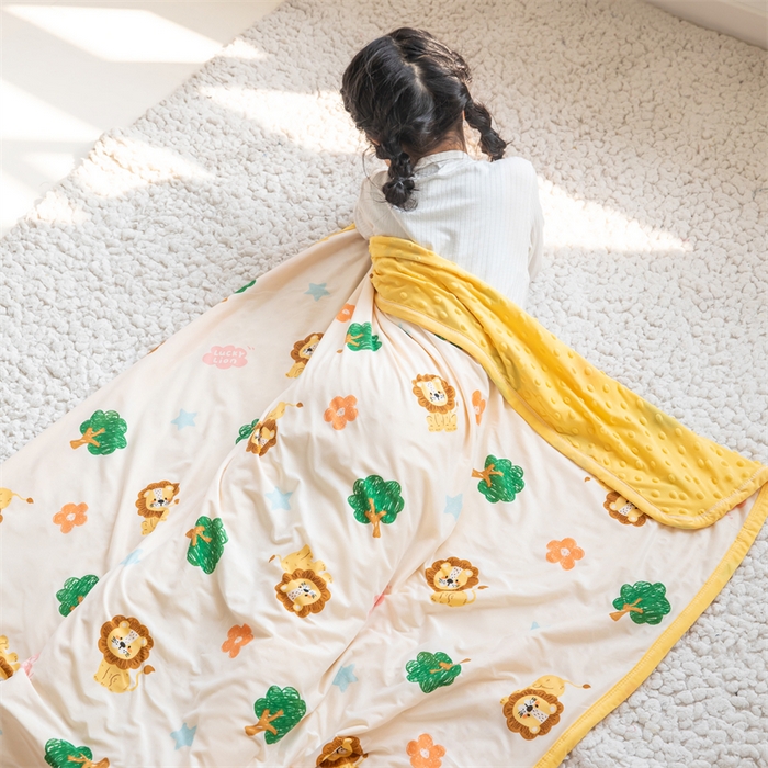 91家纺网 家纺一手货源 找家纺 艾佳宝贝 2025新款A类针织豆豆儿童多功能宿舍午睡安抚盖毯 lucky 萌狮-盖毯