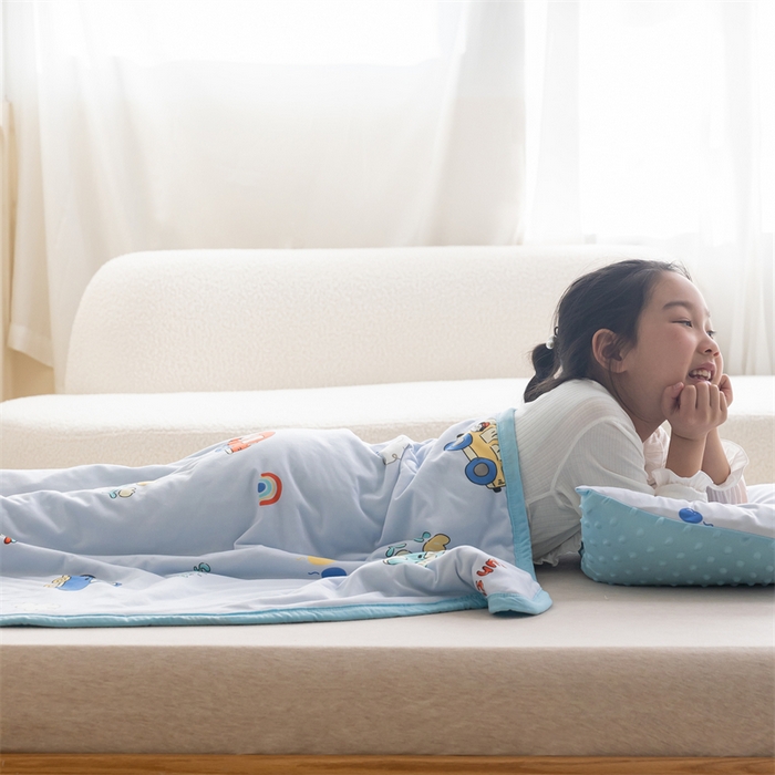 91家纺网 家纺一手货源 找家纺 艾佳宝贝 2025新款A类豆豆针织儿童多功能盖毯安抚夏被-模特图 汽车小纵队