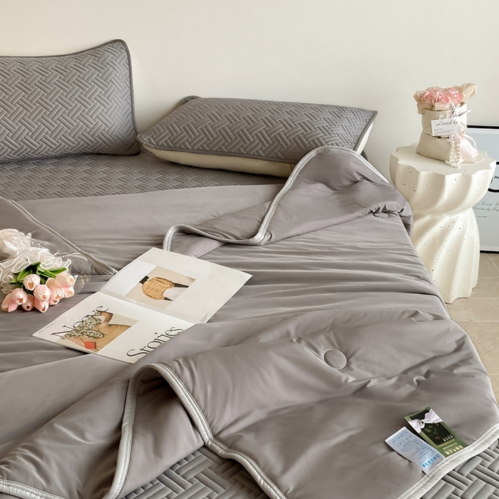 91家纺网 家纺一手货源 找家纺 2025新款加厚乳胶床笠款经典纯色夏被套件 饼干花-深灰