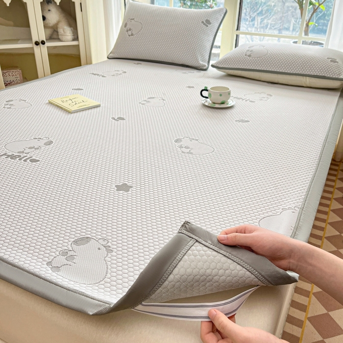 91家纺网 家纺一手货源 找家纺 卡伦2025新款冰丝豆豆凉席床席系列 卡皮巴拉-灰