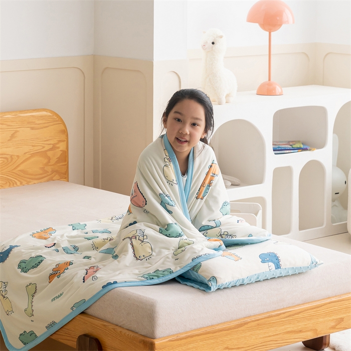 91家纺网 家纺一手货源 找家纺 艾佳宝贝 2025新款A类豆豆针织儿童多功能盖毯安抚夏被-模特图 恐龙世界