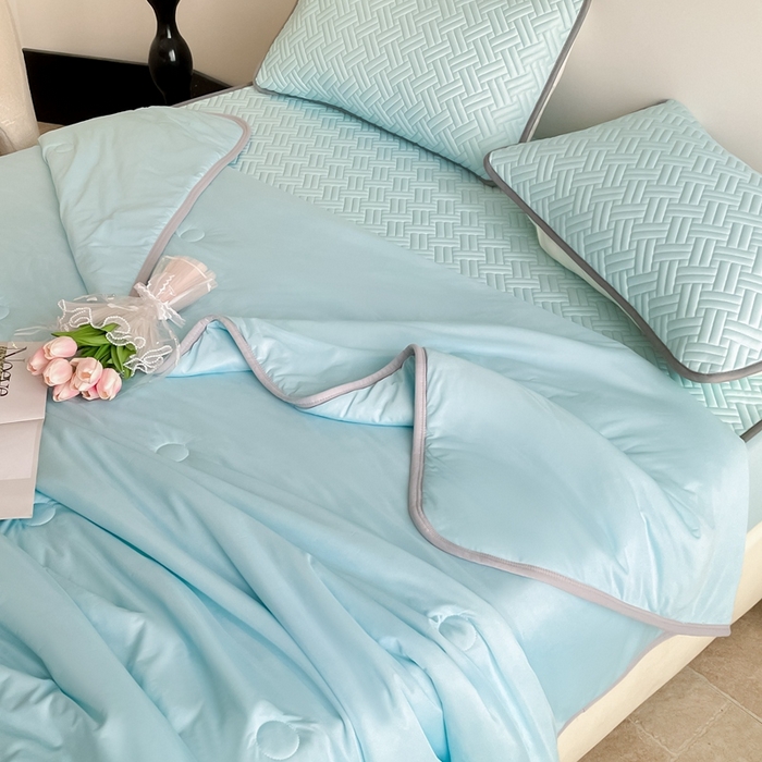 91家纺网 家纺一手货源 找家纺 2025新款加厚乳胶床笠款经典纯色夏被套件 饼干花-湖蓝