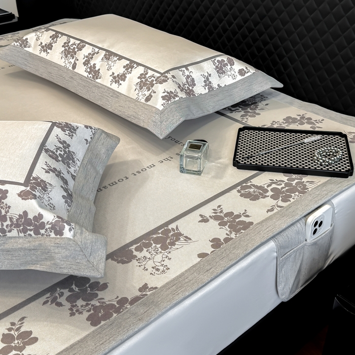 91家纺网 家纺一手货源 找家纺 本希2025春夏新款可水洗冰丝席花漾数码印花法式系列 曼秋-灰平席