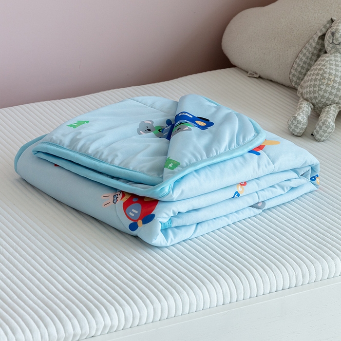 91家纺网 家纺一手货源 找家纺 艾佳宝贝 2025春夏新款A类凉感丝儿童糖果抗菌夏被 飞行小车