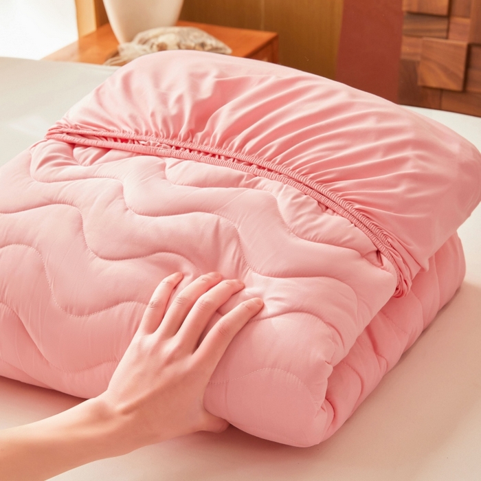 91家纺网 家纺一手货源 找家纺 初心家纺 2025新款原棉防水夹棉窗帘床护罩单件席梦思保护套防水床罩 粉玉