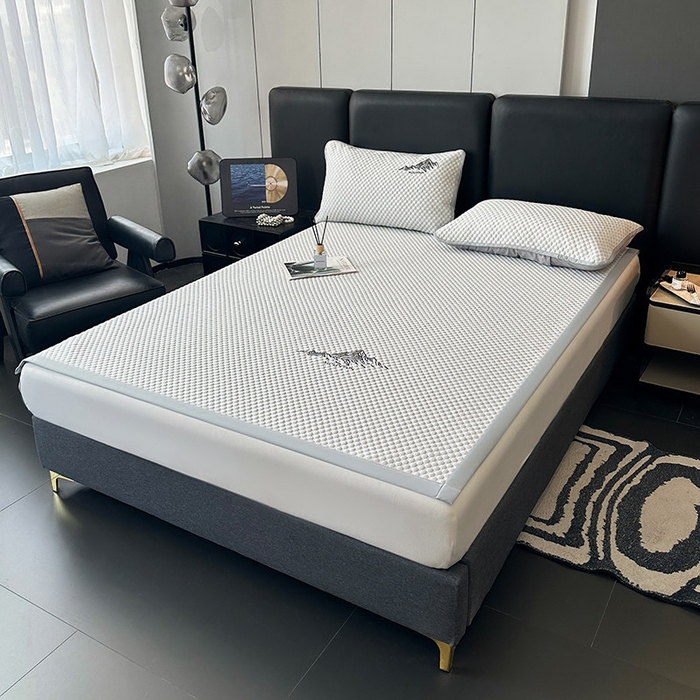 91家纺网 家纺一手货源 找家纺 澳梵家居 2025新款PE中分子A类凉感豆豆刺绣软凉席 冰川-浅灰