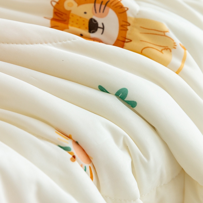 91家纺网 家纺一手货源 找家纺 艾佳宝贝 2025春夏新款A类凉感丝儿童糖果抗菌夏被 丛林萌狮