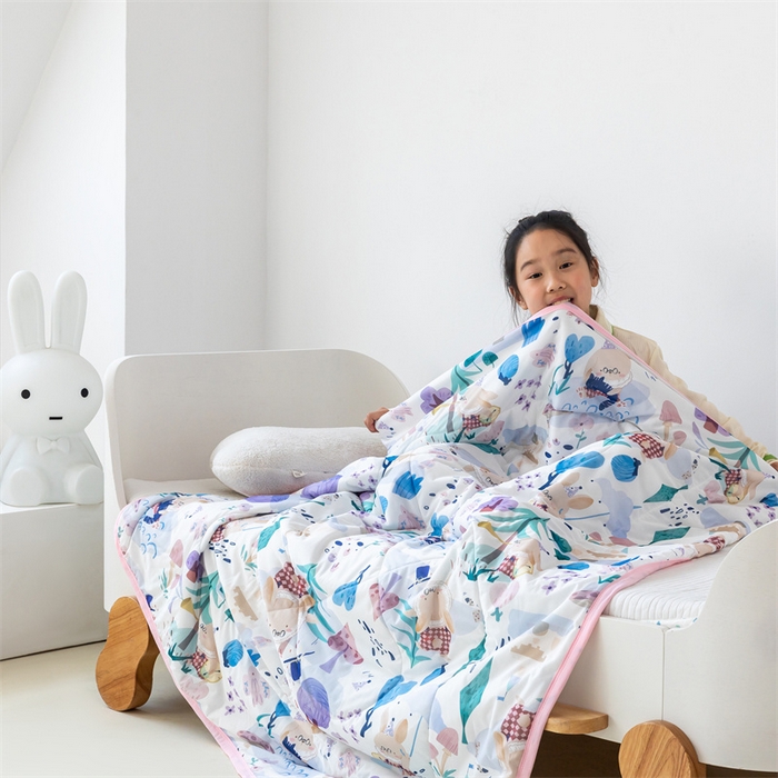 91家纺网 家纺一手货源 找家纺 艾佳宝贝 2025春夏新款A类凉感丝儿童糖果抗菌夏被 兔兔梦游仙境