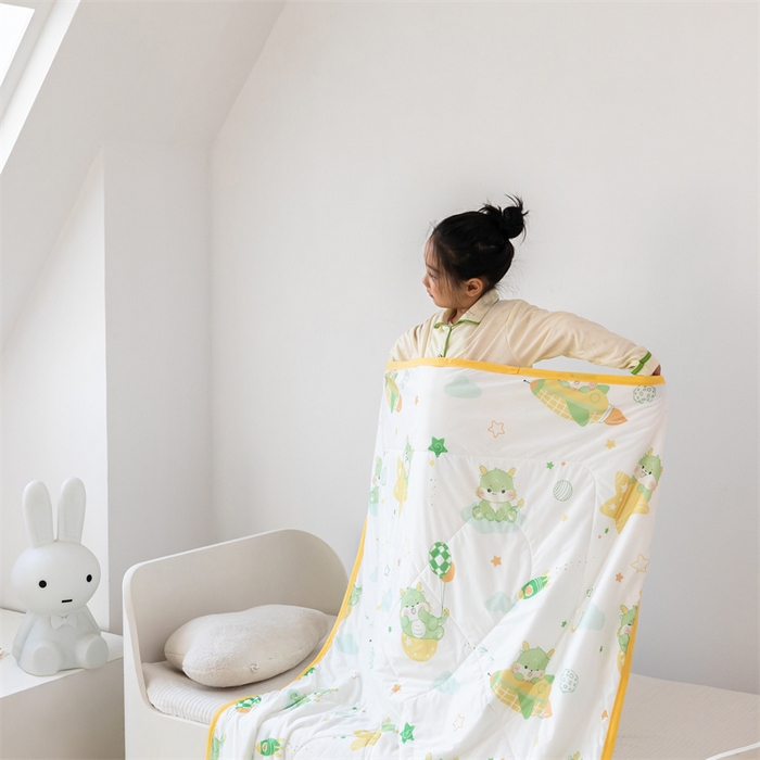 91家纺网 家纺一手货源 找家纺 艾佳宝贝 2025春夏新款A类凉感丝儿童糖果抗菌夏被 小龙宝宝