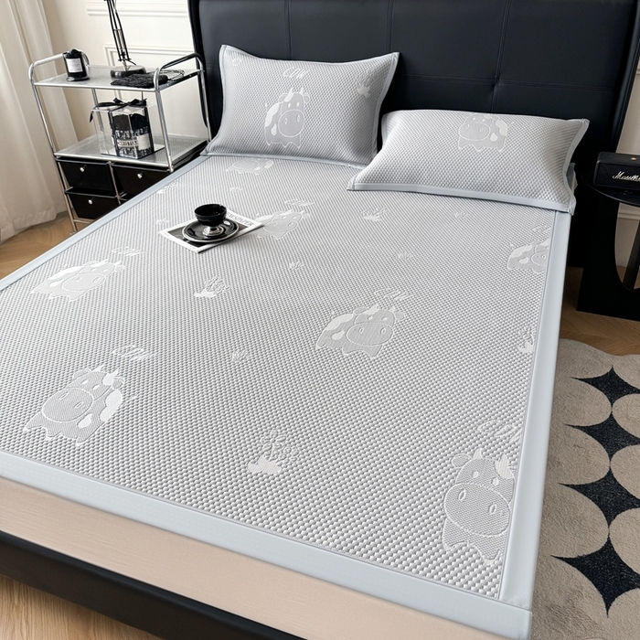 91家纺网 家纺一手货源 找家纺 卡罗兰 2025新款PE提花冰丝凉席凉豆豆床单床笠款凉席-奶牛款 灰色