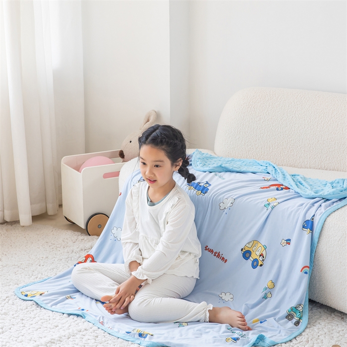 91家纺网 家纺一手货源 找家纺 艾佳宝贝 2025新款A类针织豆豆儿童多功能宿舍午睡安抚盖毯 汽车小纵队-盖毯