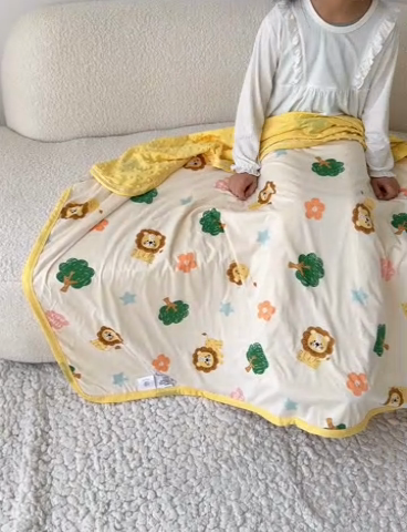 91家纺网 家纺一手货源 找家纺 艾佳宝贝 2025新款A类针织豆豆儿童多功能宿舍午睡安抚盖毯 lucky 萌狮-盖毯