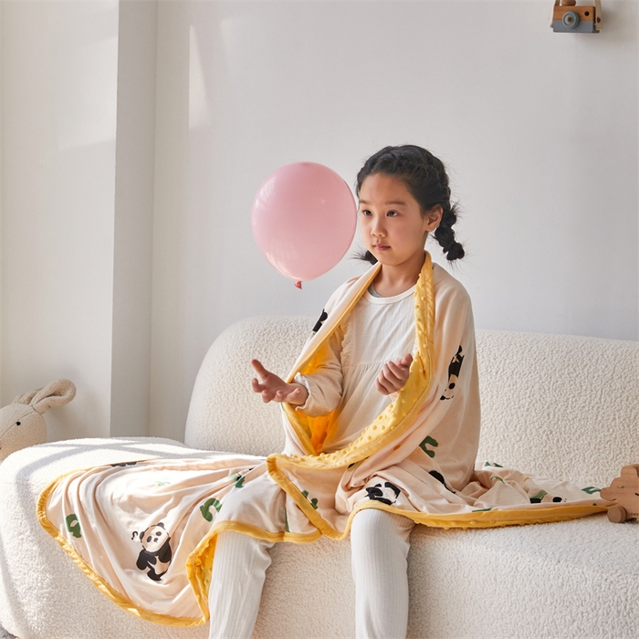 91家纺网 家纺一手货源 找家纺 艾佳宝贝 2025新款A类针织豆豆儿童多功能宿舍午睡安抚盖毯 字母熊猫-盖毯