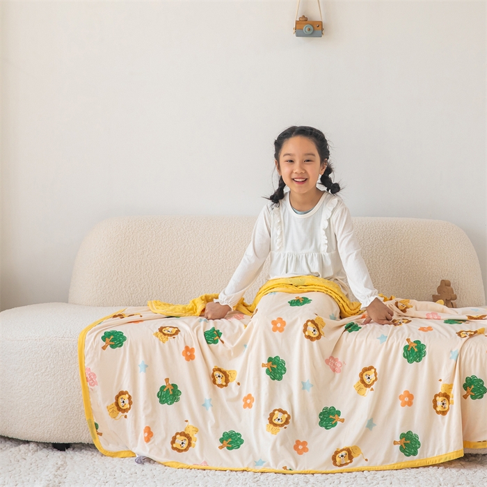 91家纺网 家纺一手货源 找家纺 艾佳宝贝 2025新款A类针织豆豆儿童多功能宿舍午睡安抚盖毯 lucky 萌狮-盖毯