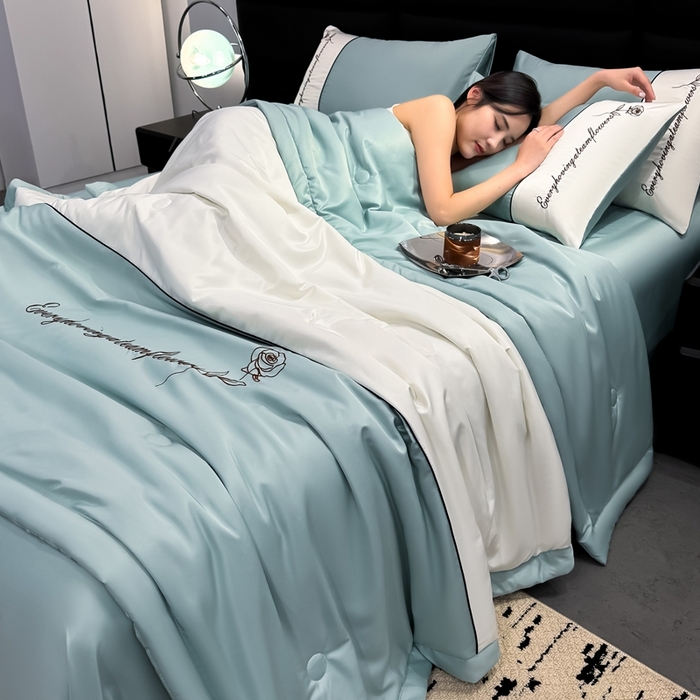 91家纺网 家纺一手货源 找家纺 卡罗兰 2025新款水洗真丝夏凉被空调被拼接款手工包边浪漫花语系列 浪漫花语-青石绿