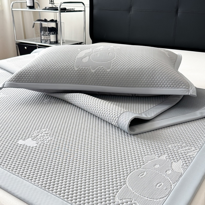 91家纺网 家纺一手货源 找家纺 卡罗兰 2025新款PE提花冰丝凉席凉豆豆床单床笠款凉席-奶牛款 灰色