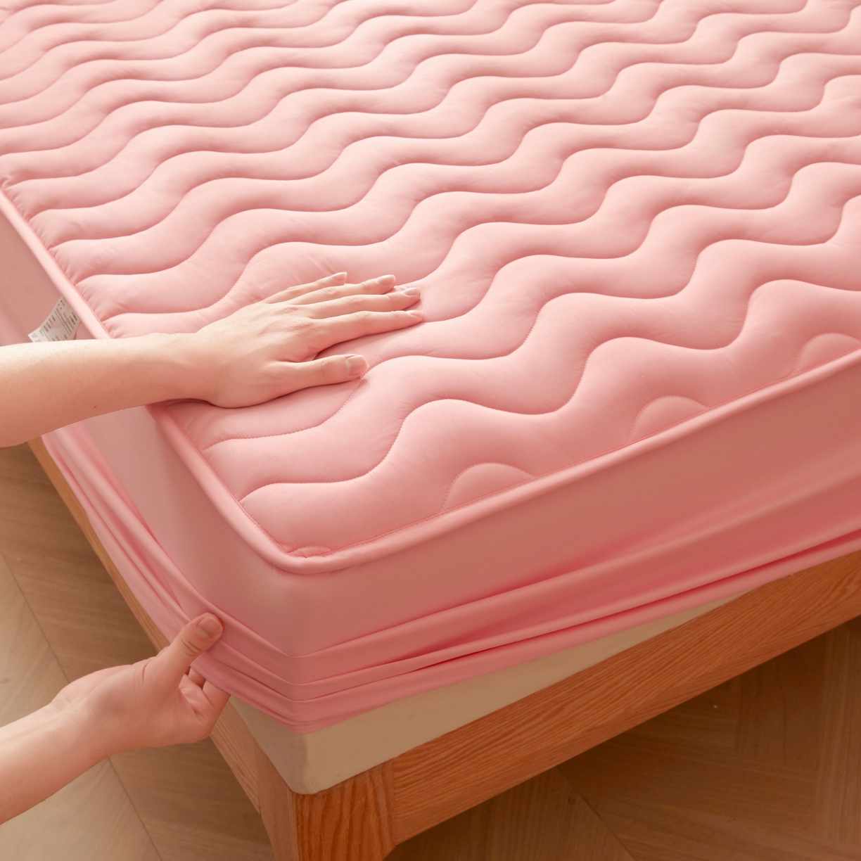 91家纺网 家纺一手货源 找家纺 初心家纺 2025新款原棉防水夹棉窗帘床护罩单件席梦思保护套防水床罩 粉玉