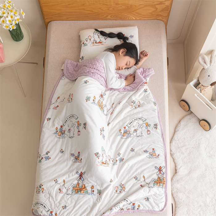 91家纺网 家纺一手货源 找家纺 艾佳宝贝 2025新款A类豆豆针织儿童多功能盖毯安抚夏被-模特图 兔兔的生日