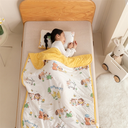 艾佳宝贝 2025新款A类豆豆针织儿童多功能盖毯安抚夏被-模特图 童年的伙伴