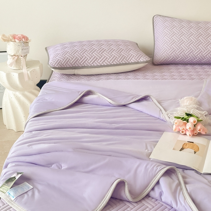 91家纺网 家纺一手货源 找家纺 2025新款加厚乳胶床笠款经典纯色夏被套件 饼干花-浅紫