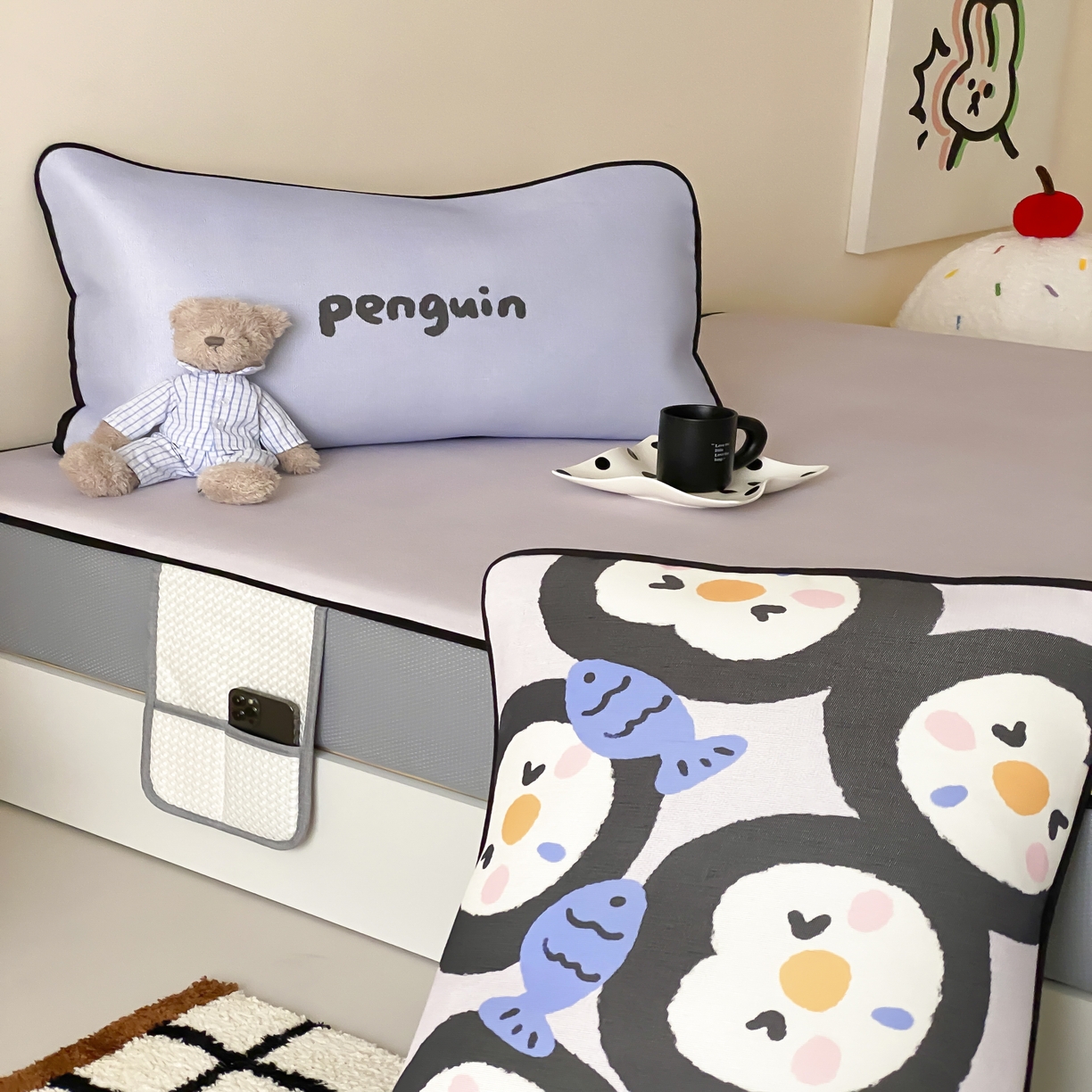 91家纺网 家纺一手货源 找家纺 三味舒屋 2025新款小可爱系列大版印花冰藤凉席 企鹅仔-床笠款