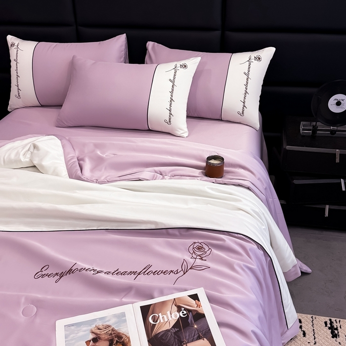 91家纺网 家纺一手货源 找家纺 卡罗兰 2025新款水洗真丝夏凉被空调被拼接款手工包边浪漫花语系列 浪漫花语-香芋紫