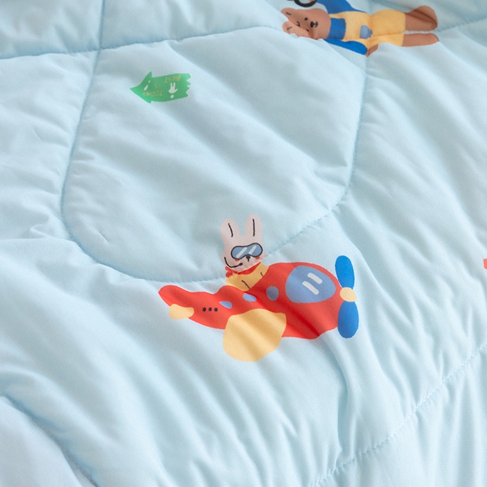 91家纺网 家纺一手货源 找家纺 艾佳宝贝 2025春夏新款A类凉感丝儿童糖果抗菌夏被 飞行小车