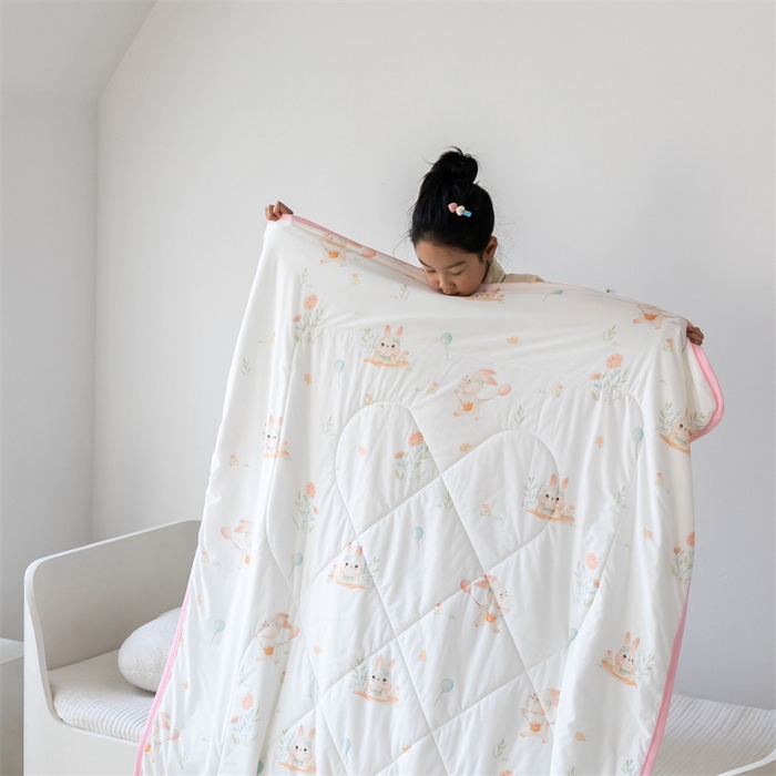 91家纺网 家纺一手货源 找家纺 艾佳宝贝 2025春夏新款A类凉感丝儿童糖果抗菌夏被 春日游玩