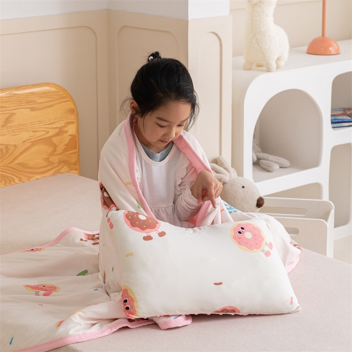 91家纺网 家纺一手货源 找家纺 艾佳宝贝 2025新款A类豆豆针织儿童多功能盖毯安抚夏被-模特图 甜甜与圈圈