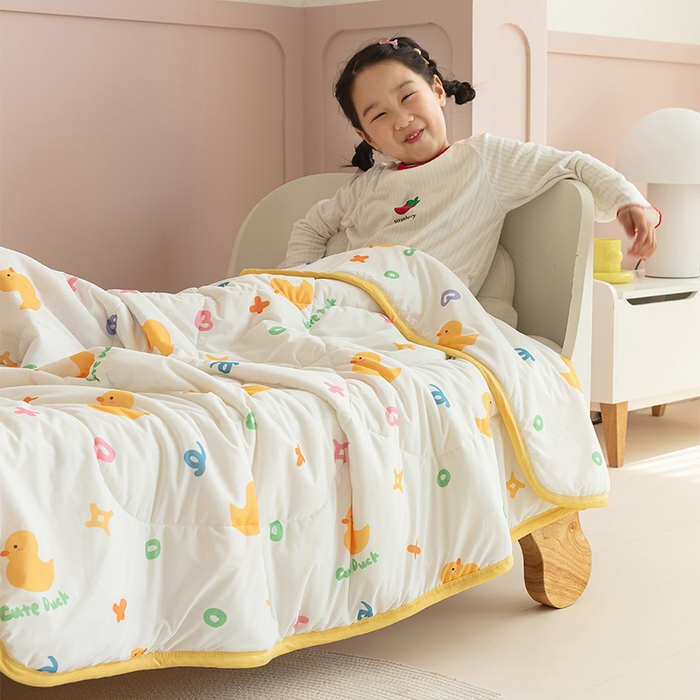 91家纺网 家纺一手货源 找家纺 艾佳宝贝 2025春夏新款A类凉感丝儿童糖果抗菌夏被 库乐鸭