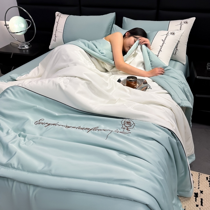 91家纺网 家纺一手货源 找家纺 卡罗兰 2025新款水洗真丝夏凉被空调被拼接款手工包边浪漫花语系列 浪漫花语-青石绿