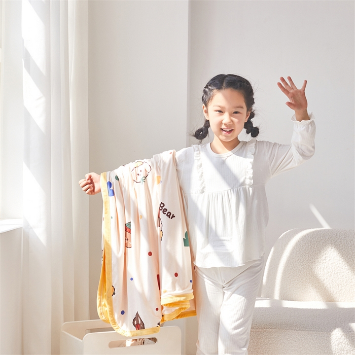 91家纺网 家纺一手货源 找家纺 艾佳宝贝 2025新款A类针织豆豆儿童多功能宿舍午睡安抚盖毯 爱心波点熊-盖毯