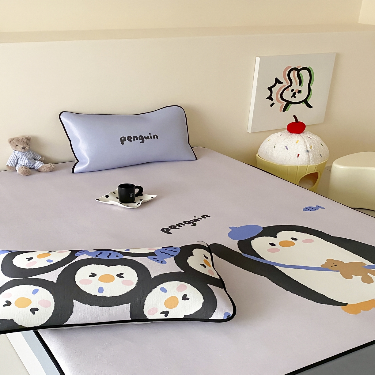 91家纺网 家纺一手货源 找家纺 三味舒屋 2025新款小可爱系列大版印花冰藤凉席 企鹅仔-床笠款