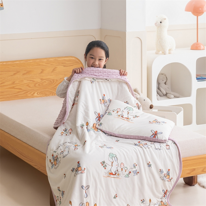 91家纺网 家纺一手货源 找家纺 艾佳宝贝 2025新款A类豆豆针织儿童多功能盖毯安抚夏被-模特图 兔兔的生日