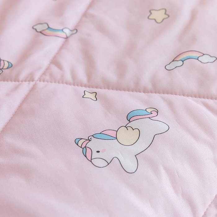 91家纺网 家纺一手货源 找家纺 艾佳宝贝 2025春夏新款A类凉感丝儿童糖果抗菌夏被 彩虹天使马