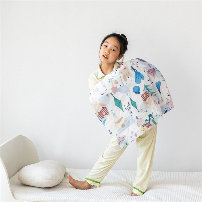 91家纺网 家纺一手货源 找家纺 艾佳宝贝 2025春夏新款A类凉感丝儿童糖果抗菌夏被 兔兔梦游仙境