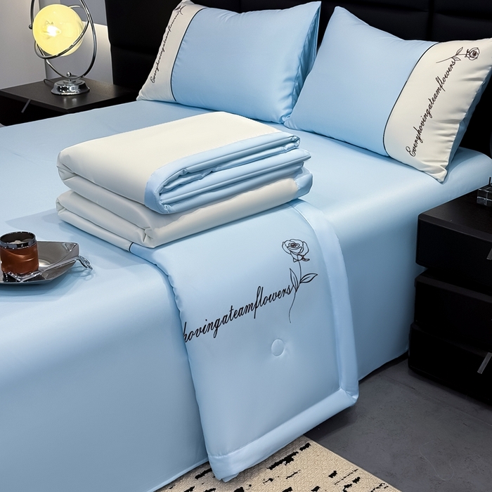 91家纺网 家纺一手货源 找家纺 卡罗兰 2025新款水洗真丝夏凉被空调被拼接款手工包边浪漫花语系列 浪漫花语-天空蓝