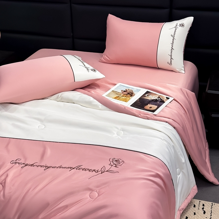 91家纺网 家纺一手货源 找家纺 卡罗兰 2025新款水洗真丝夏凉被空调被拼接款手工包边浪漫花语系列 浪漫花语-樱花粉