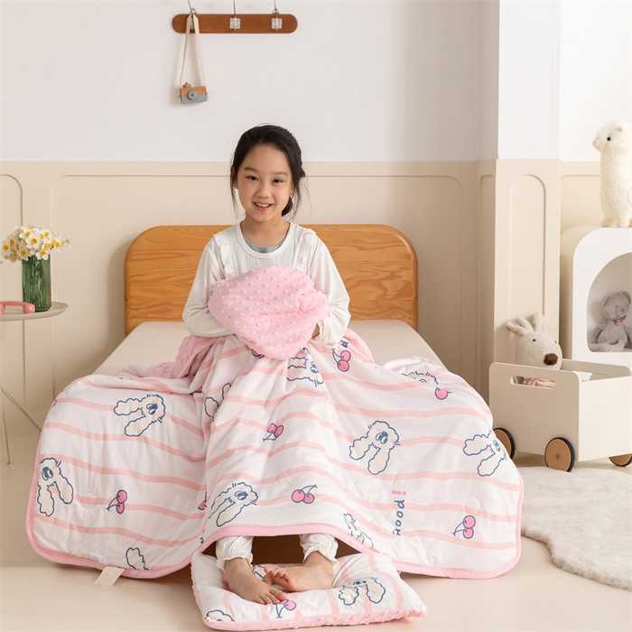 91家纺网 家纺一手货源 找家纺 艾佳宝贝 2025新款A类豆豆针织儿童多功能盖毯安抚夏被-模特图 樱桃长耳兔