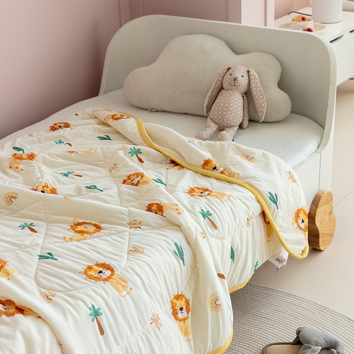 91家纺网 家纺一手货源 找家纺 艾佳宝贝 2025春夏新款A类凉感丝儿童糖果抗菌夏被 丛林萌狮