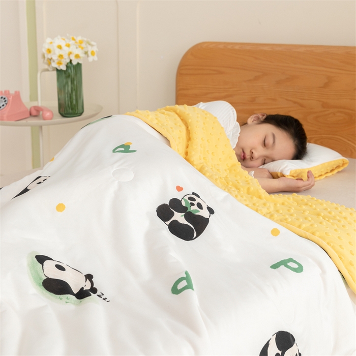 91家纺网 家纺一手货源 找家纺 艾佳宝贝 2025新款A类豆豆针织儿童多功能盖毯安抚夏被-模特图 字母熊猫